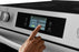 Cuisinière Frigidaire Gallery encastrable avec pizza cuite sur pierre - GCFE307CBF
